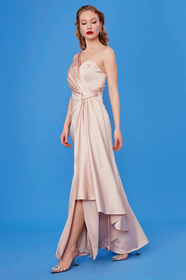 Rochie lungă din satin pe un umăr - 1