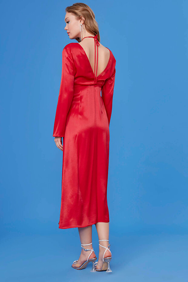 Dlouhé saténové šaty s hlubokým výstřihem do V - 3