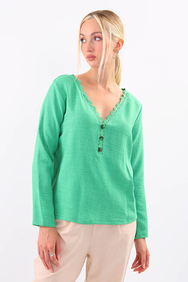 بلوزة بأزرار أمامية وأربطة على الياقة - 3