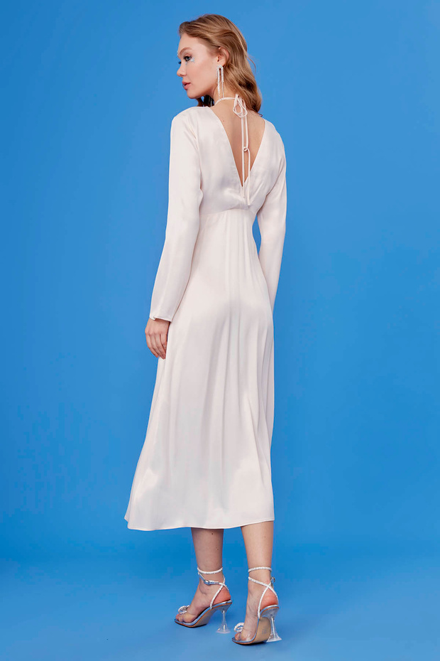 Dlouhé saténové šaty s hlubokým výstřihem do V - 5