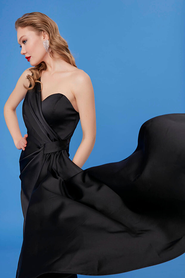 Saténové šaty dlouhé na jedno rameno - 1