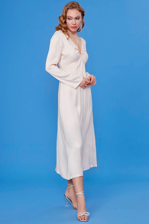 Dlouhé saténové šaty s hlubokým výstřihem do V - 3