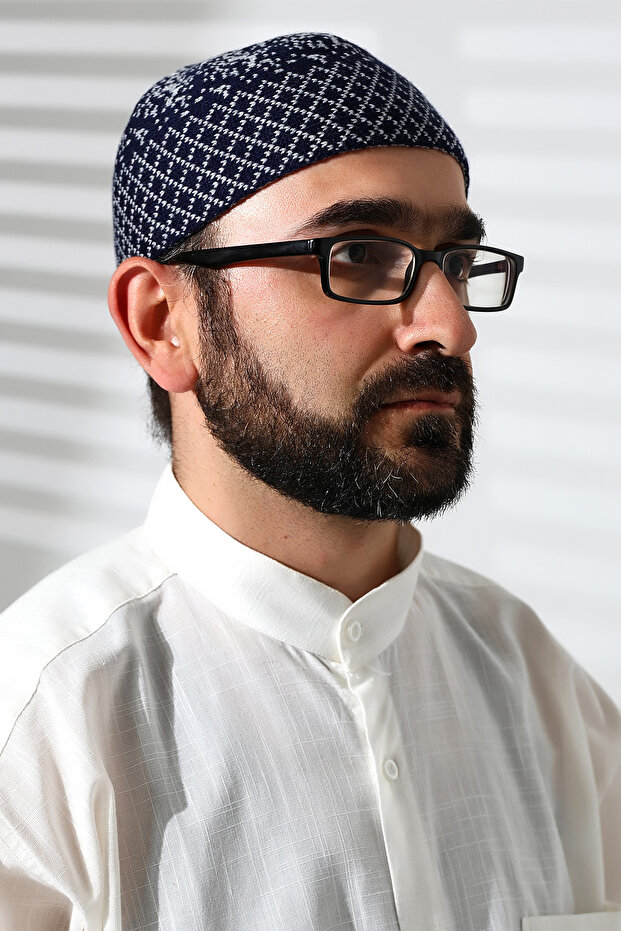 Skullcap Orlon باللون الأزرق الداكن - نمط زبدة الشتاء