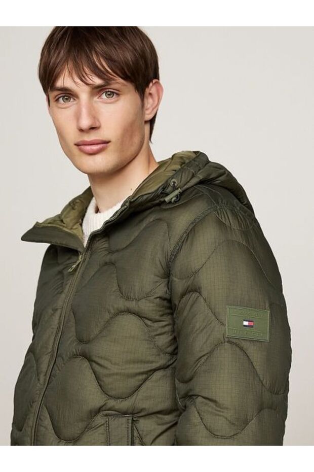 Kurtka puchowa męska - Logo, pikowana i z kapturem, regularny krój Mw0Mw36585 Rbn - 4