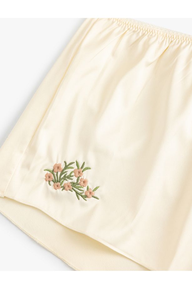 Çiçek İşlemeli Saten Şort Pijama Altı - 3