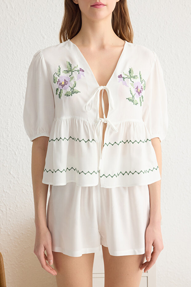 Beyaz Çiçekli Nakışlı Bağlama/Fiyonk Detaylı Viskon Şortlu Dokuma Pijama Takımı THMSS25PT00027 - 3