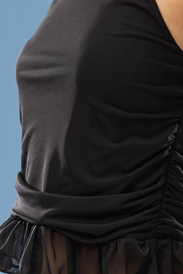 Siyah Astarlı Fırfır Detaylı Tül Örme Bluz TPRSS25BZ00018 - 3