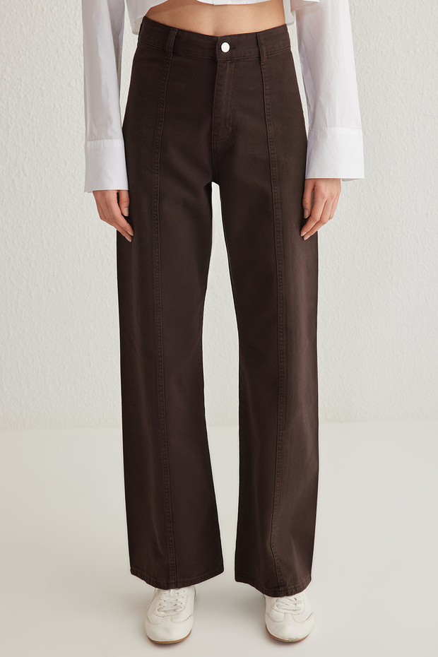 Brązowe jeansy z wysokim stanem i szerokimi nogawkami, z przeszyciami TWOSS25JE00034 - 3