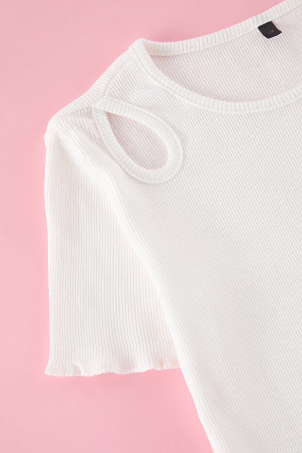 Ekru Kız Çocuk Pamuklu Basic Regular Kalıp Cut-Out Detaylı Kısa Kol Örme T-Shirt TKDSS25TS00022 - 4