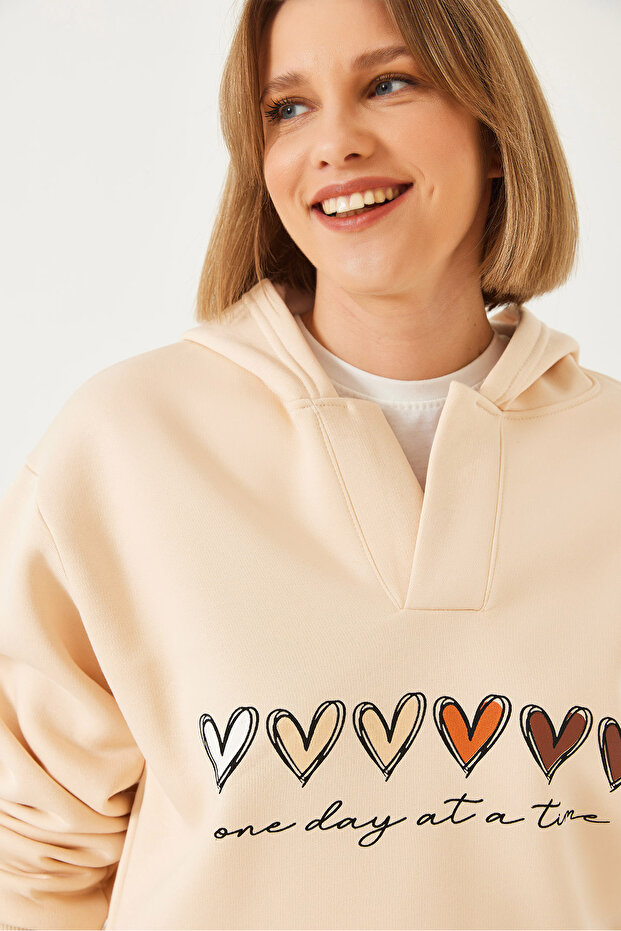 Women's Beige Hooded Three-Yarn Raster Colorful Heart Printed Sweatshirt 60601040
