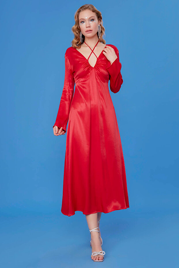 Dlouhé saténové šaty s hlubokým výstřihem do V - 5