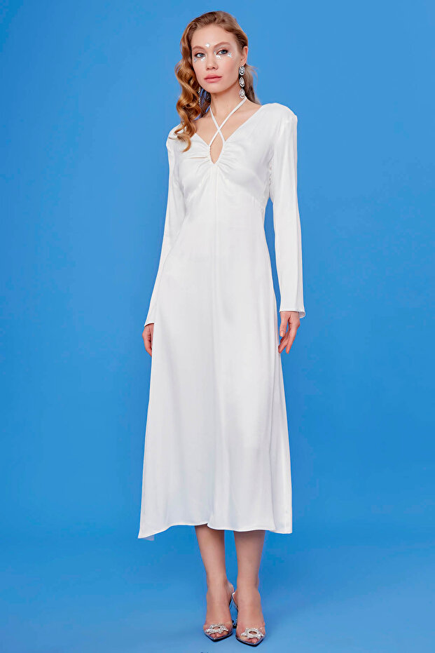 Dlouhé saténové šaty s hlubokým výstřihem do V - 1