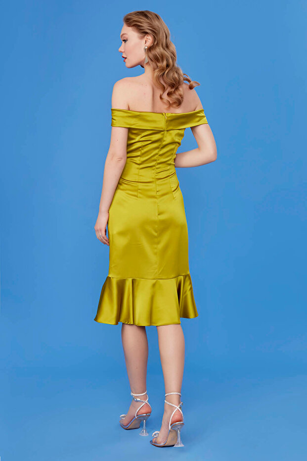 Poskakovací šaty s výstřihem na lodi - 4