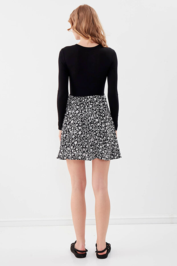 فستان قصير بتنورة منقوشة - 4