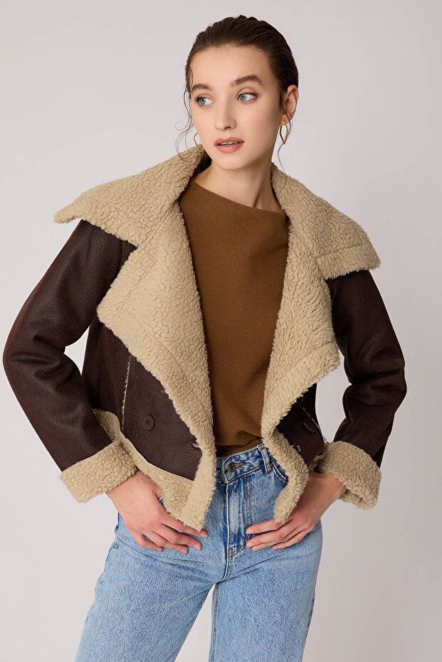 سترة راكب الدراجة النارية قصيرة من الفرو بأزرار أمامية - 1