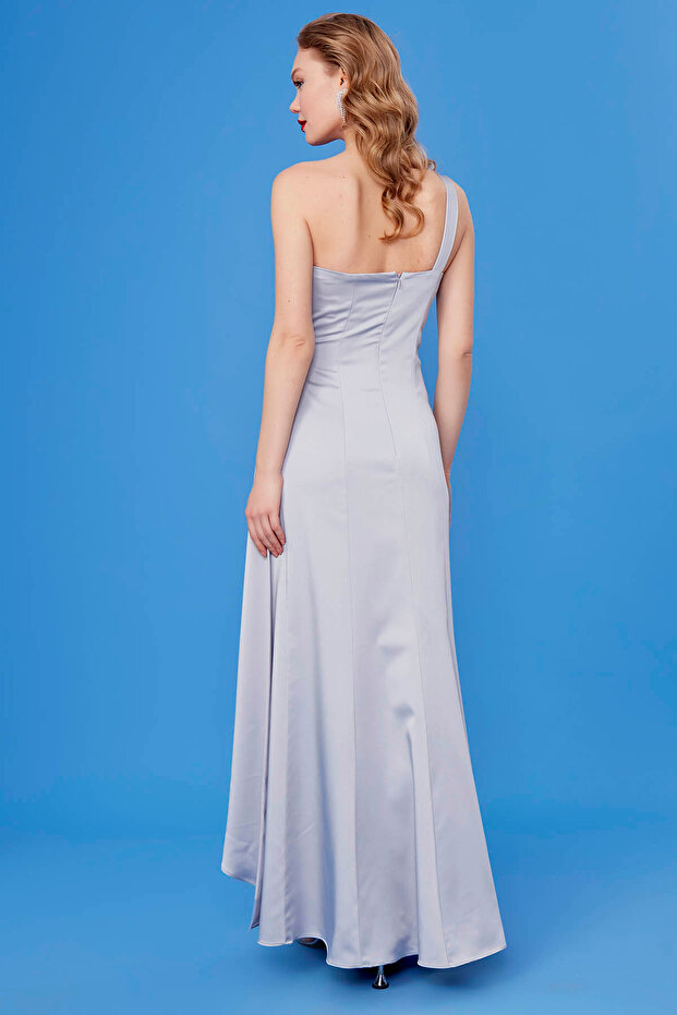 Saténové šaty dlouhé na jedno rameno - 4