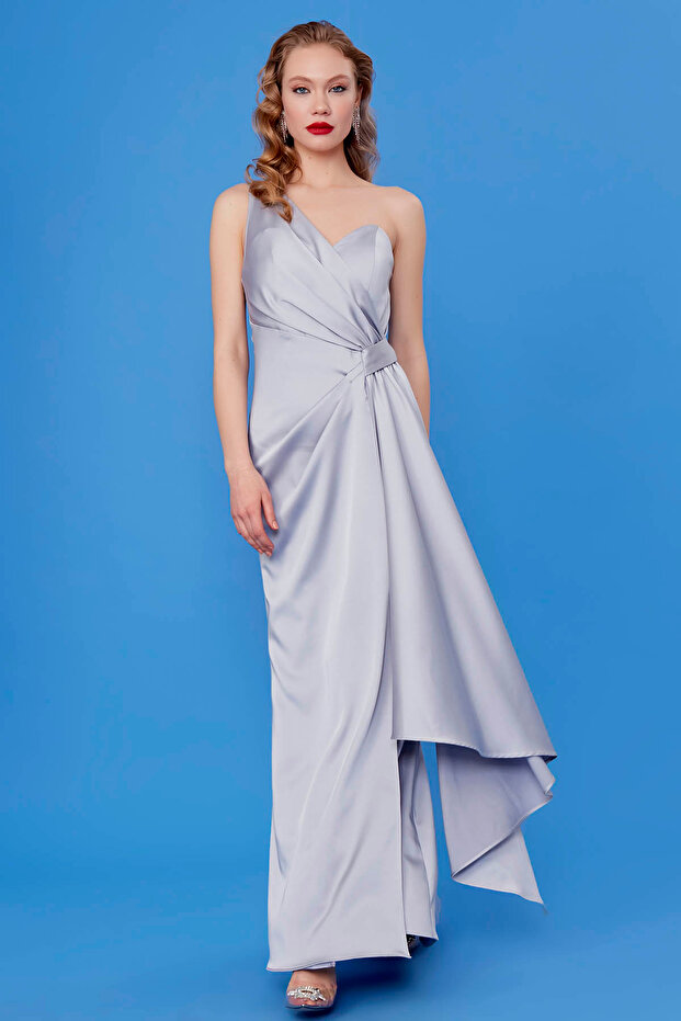 Saténové šaty dlouhé na jedno rameno - 3