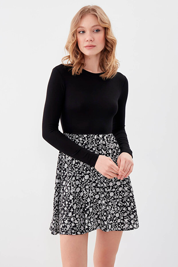 فستان قصير بتنورة منقوشة - 1