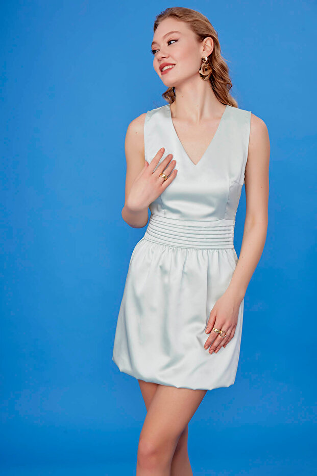 Detailní šaty s výstřihem do V - 4