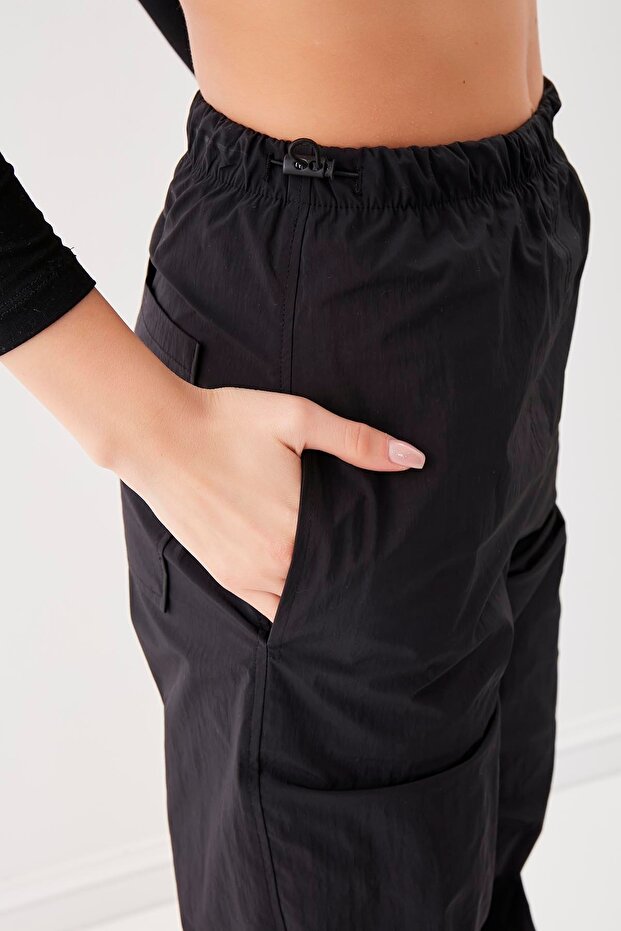 Hose aus Fallschirmstoff mit elastischem Detail - 4