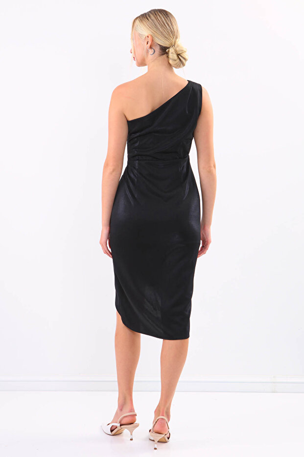 Błyszcząca satynowa sukienka na jedno ramię - 5