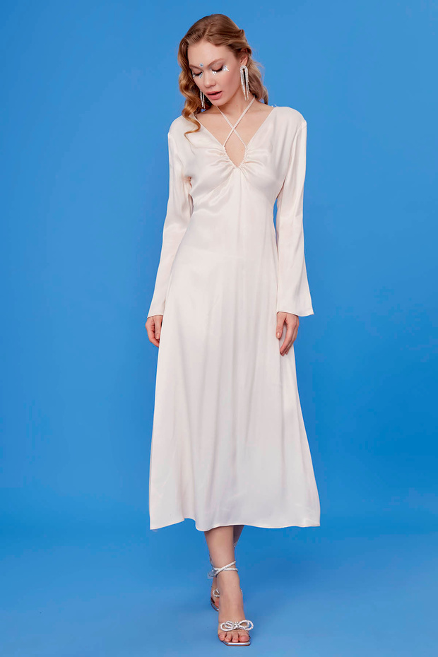 Dlouhé saténové šaty s hlubokým výstřihem do V - 2