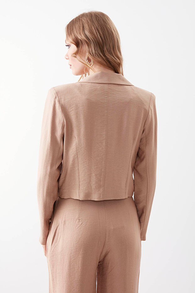 سترة قصيرة مع تفاصيل زر ذهبي - 5