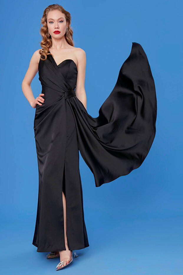 Saténové šaty dlouhé na jedno rameno - 2