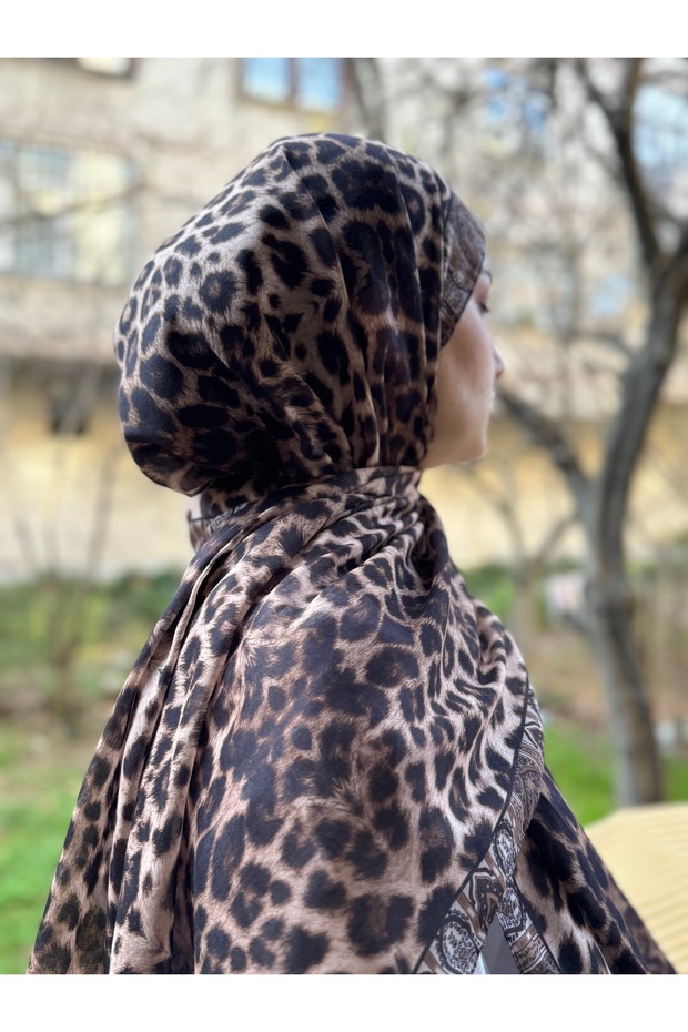 شال قطني ناعم بنمط الفهد العرقي باللون البيج الشاطئي
