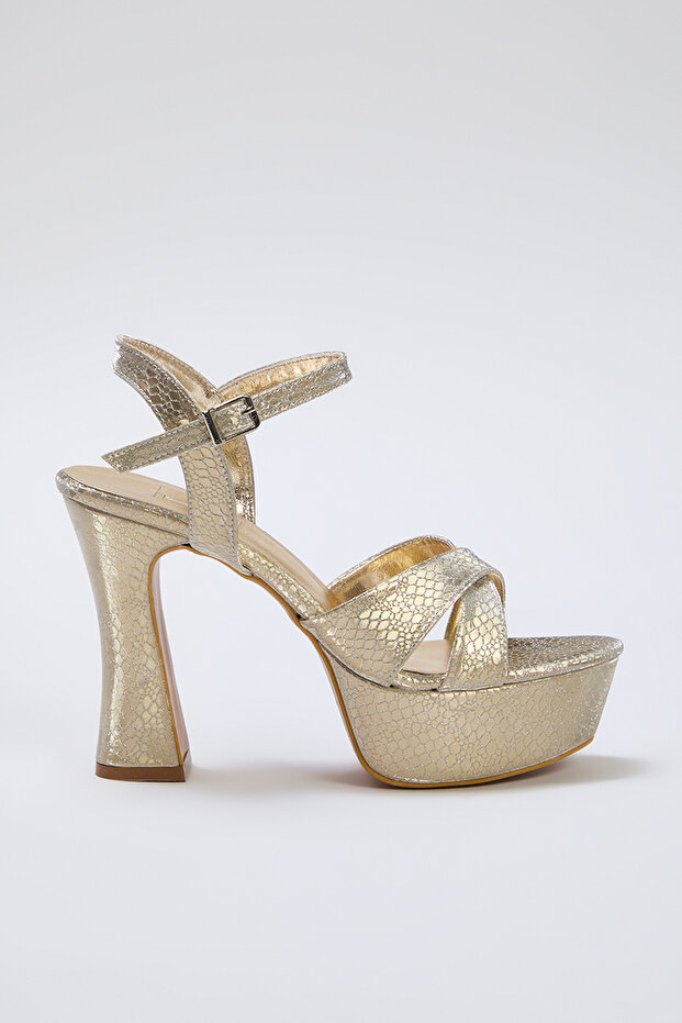 Złote sandały na obcasie z metalicznym paskiem na kostce i platformą Takss25To00021 - 4