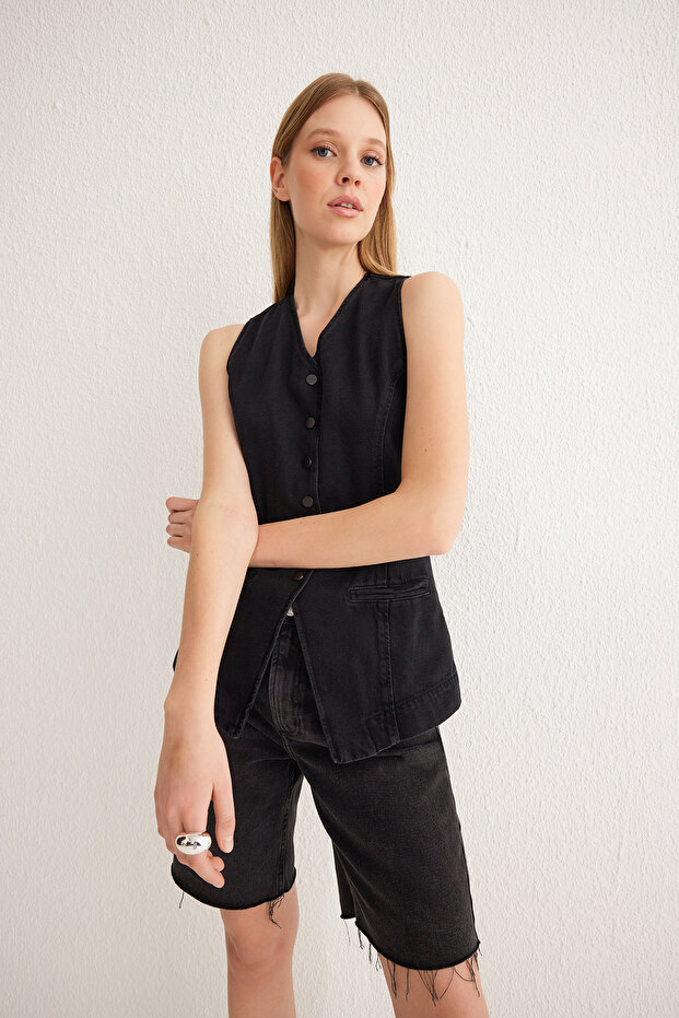 Siyah Dikiş Detaylı Arkası Kemer Tokalı Fitted/Vücuda Oturan Denim Yelek TWOSS25YE00022 - 2
