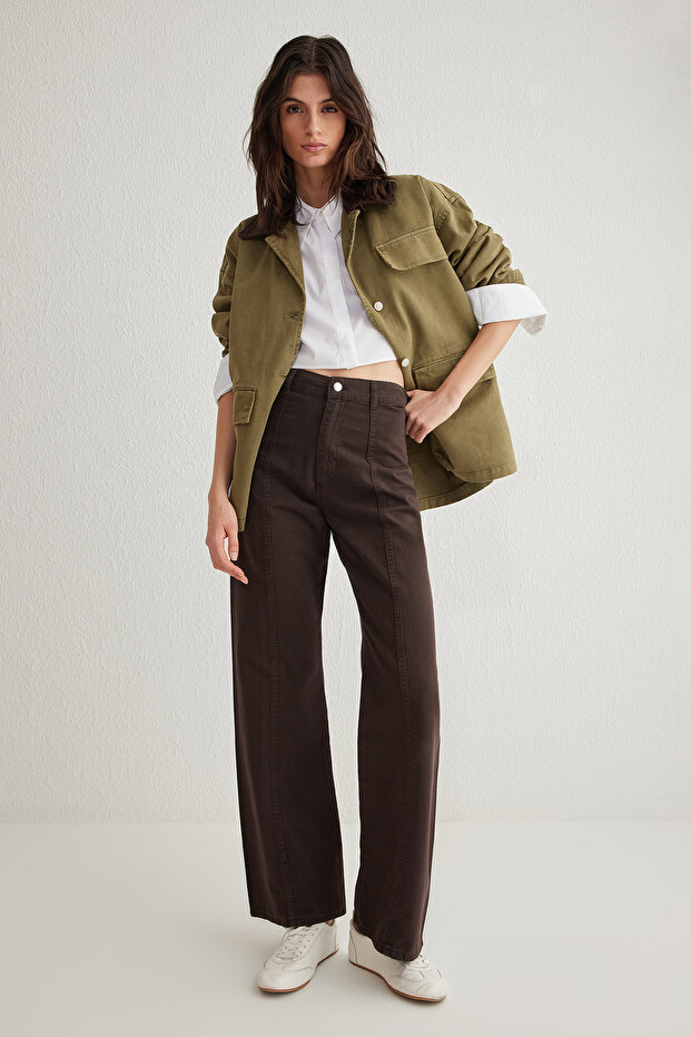 Brązowe jeansy z wysokim stanem i szerokimi nogawkami, z przeszyciami TWOSS25JE00034 - 1