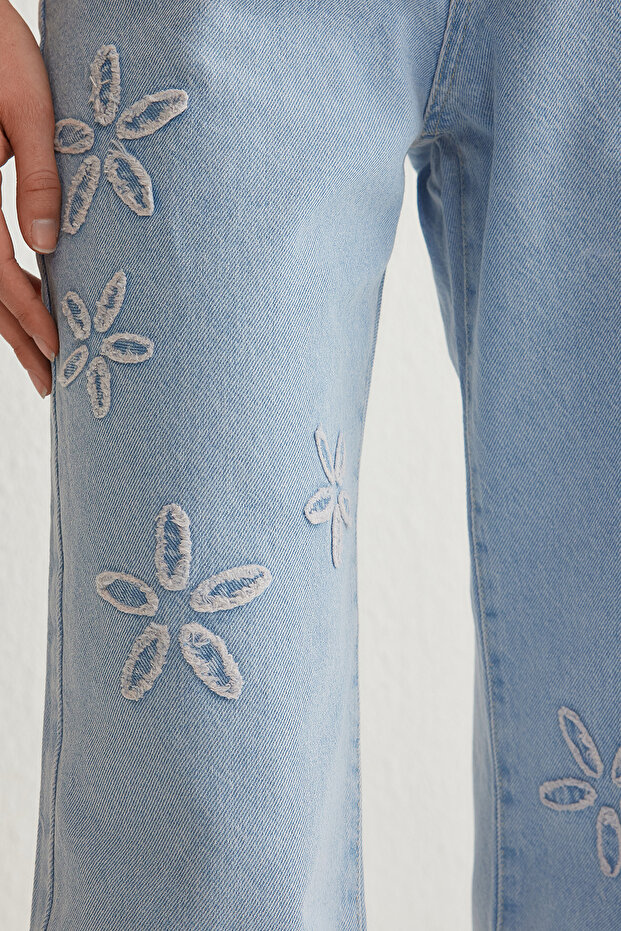 Açık Mavi Çiçek Nakışlı Yüksek Bel Wide Leg Geniş Paça %100 Pamuk Non-Stretch Jeans TWOSS25JE00047 - 4