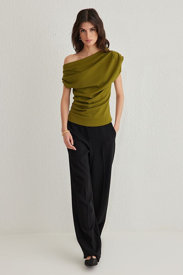 Yağ Yeşili Büzgü/Drape Detaylı Dökümlü Asimetrik Yaka Örme Bluz TWOSS25BZ00024 - 2