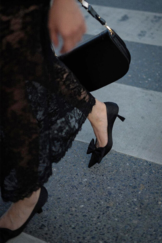 Esilas Schwarzer Stiletto-Absatz mit spitzer Zehenpartie und Schleifendetail - 6