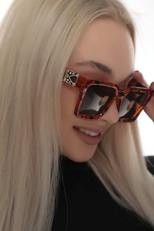 نظارة شمسية بنمط الفهد مع تفاصيل ذهبية - 2