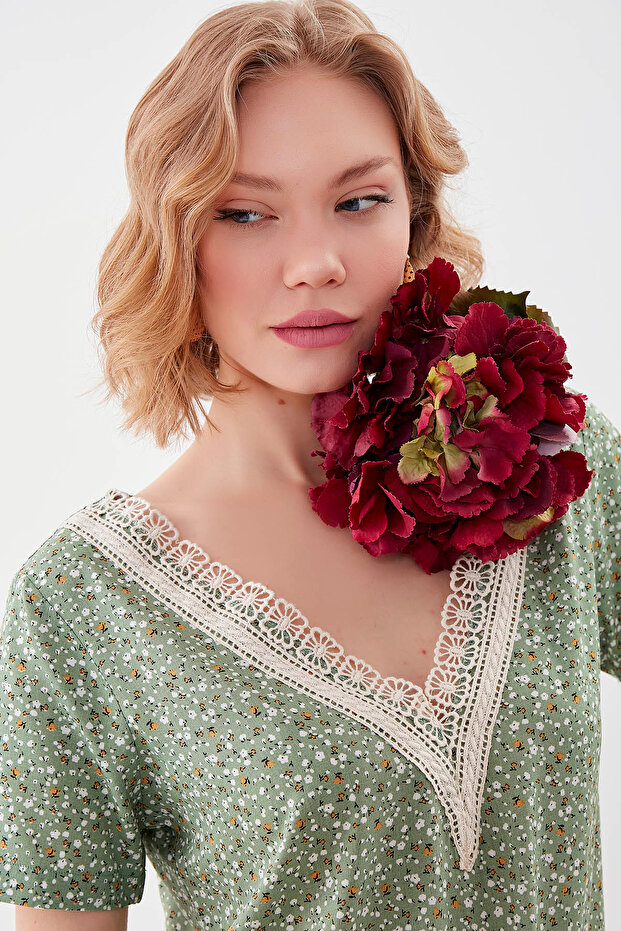 Çiçekli V Yaka Bluz - 2