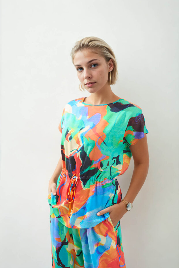 بلوزة منقوشة برباط على الخصر - 3