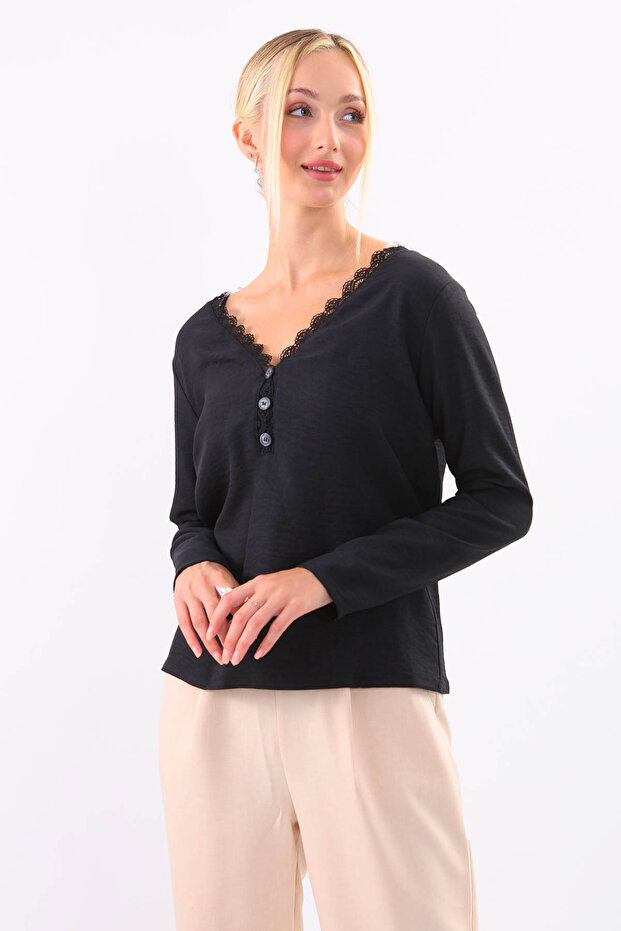 بلوزة بأزرار أمامية وأربطة على الياقة - 2