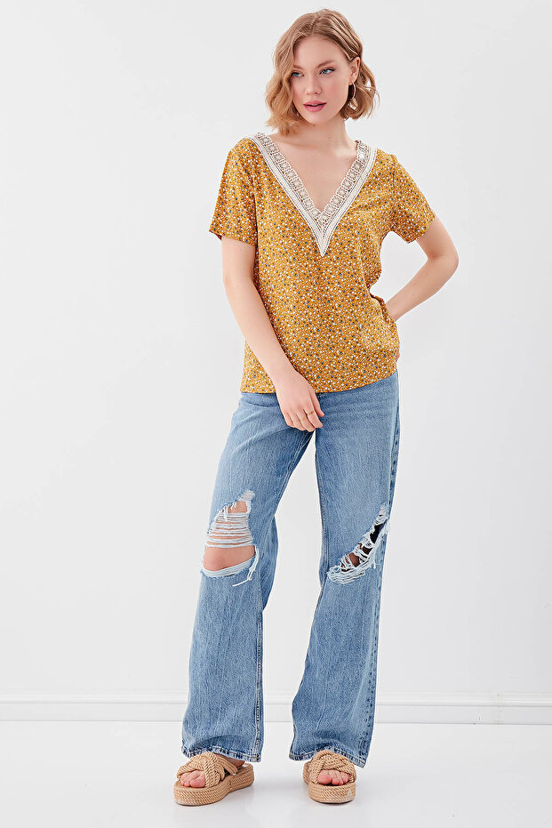 Çiçekli V Yaka Bluz - 1