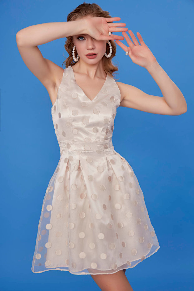 فستان منقوش بياقة على شكل حرف V - 1