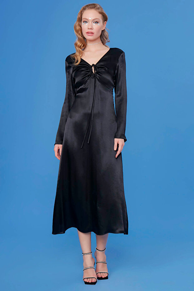 Довга атласна сукня з глибоким V-подібним декольте - 1