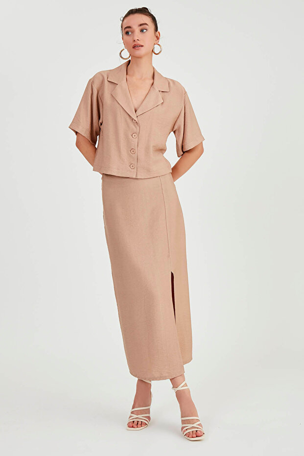 تنورة متوسطة الطول بفتحة أمامية - 1