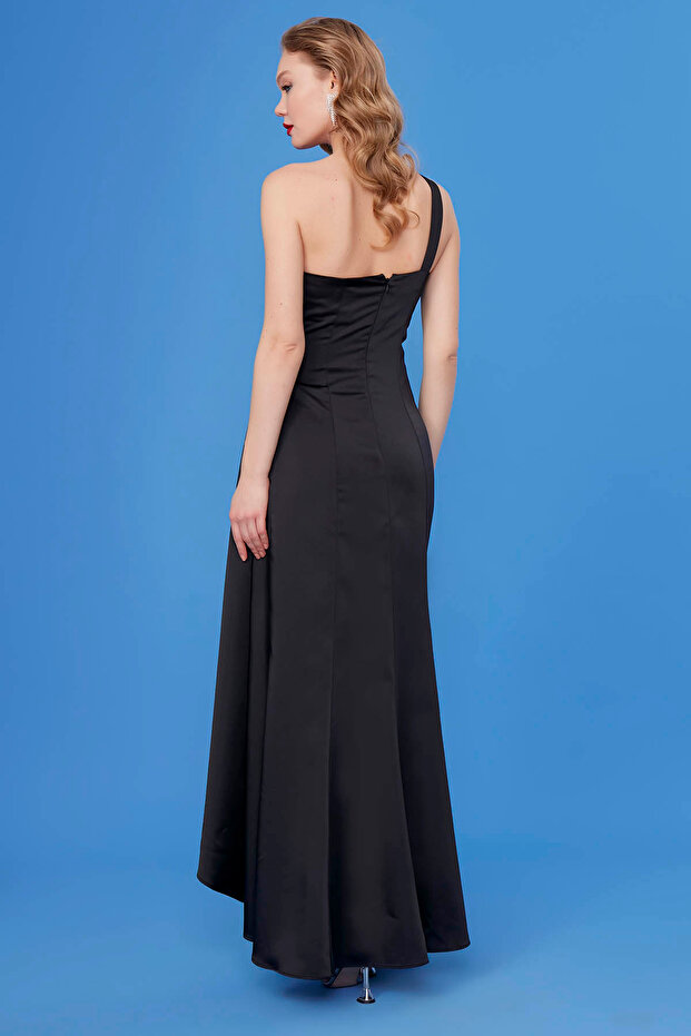 Saténové šaty dlouhé na jedno rameno - 4