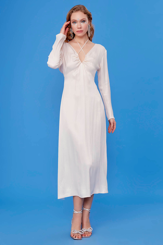 Dlouhé saténové šaty s hlubokým výstřihem do V - 1