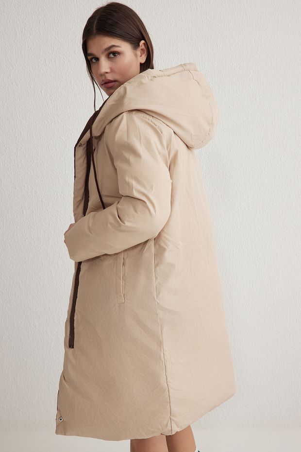 Ciemnobrązowo-ecru dwustronna kurtka puchowa z kapturem, wodoodporna, długa, regularna, z kapturem TWOAW23MO00052 - 12