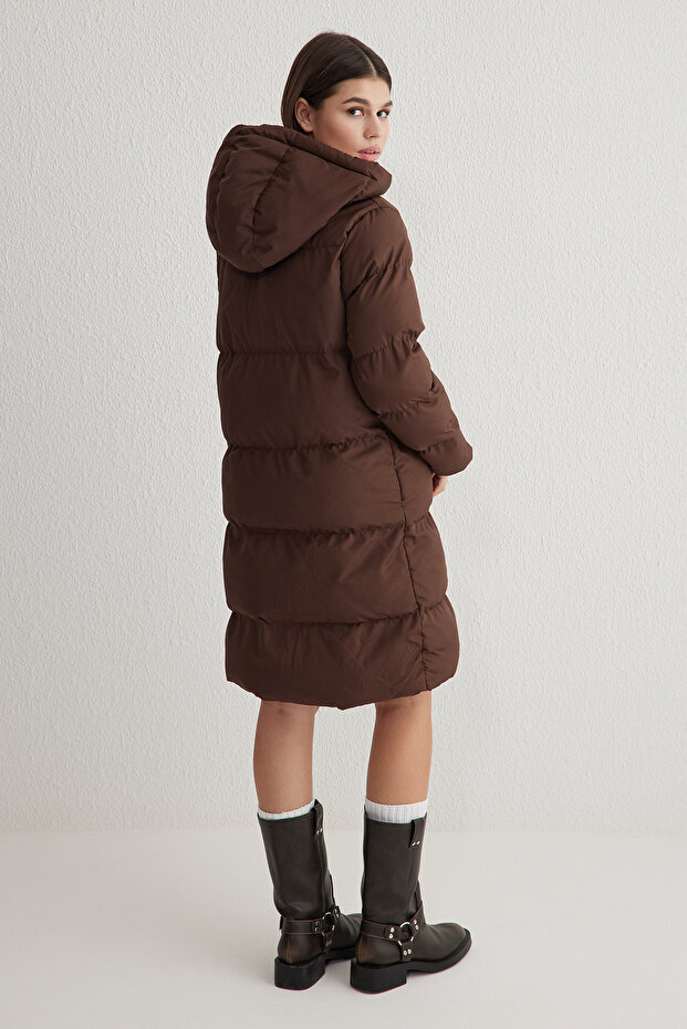 Ciemnobrązowo-ecru dwustronna kurtka puchowa z kapturem, wodoodporna, długa, regularna, z kapturem TWOAW23MO00052 - 11