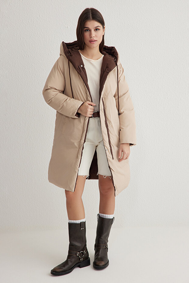 Ciemnobrązowo-ecru dwustronna kurtka puchowa z kapturem, wodoodporna, długa, regularna, z kapturem TWOAW23MO00052 - 8