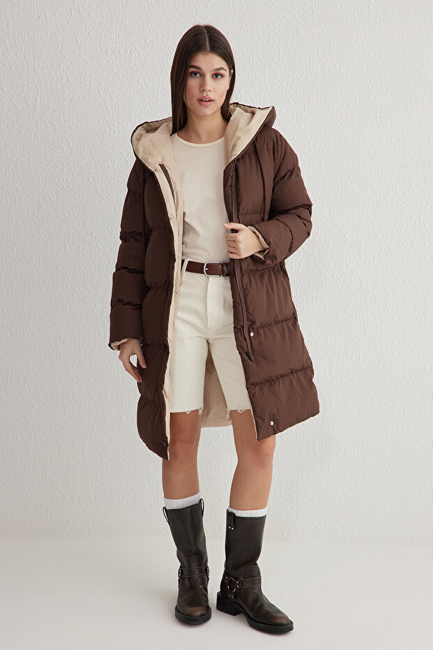 Ciemnobrązowo-ecru dwustronna kurtka puchowa z kapturem, wodoodporna, długa, regularna, z kapturem TWOAW23MO00052 - 7