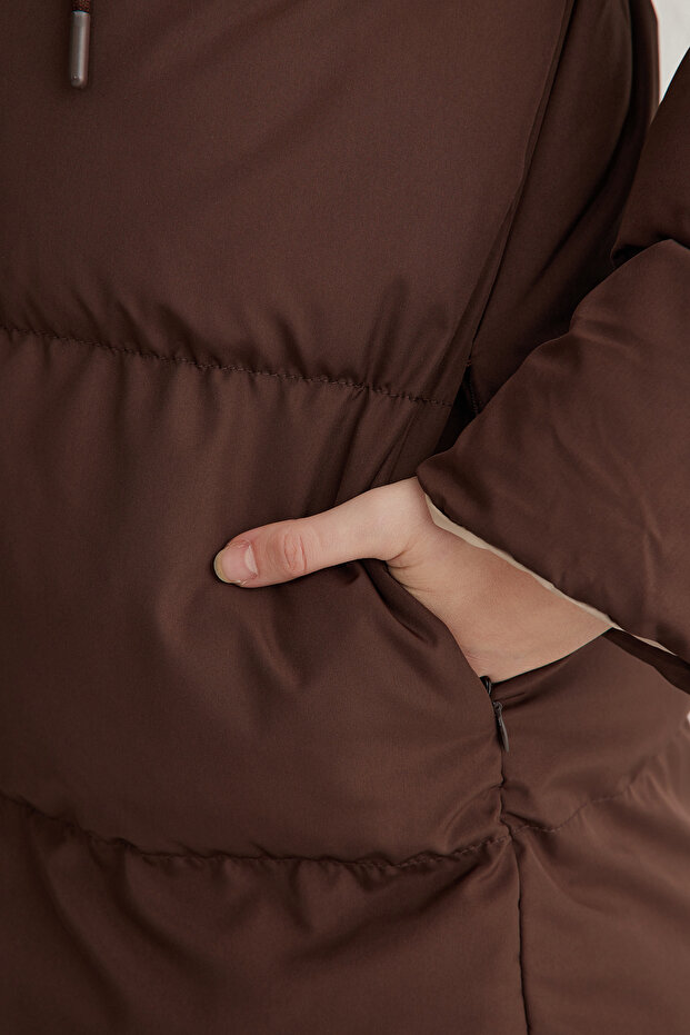 Ciemnobrązowo-ecru dwustronna kurtka puchowa z kapturem, wodoodporna, długa, regularna, z kapturem TWOAW23MO00052 - 10